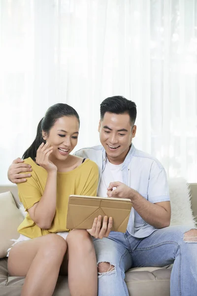 Abbracciare Coppia Asiatica Seduta Sul Divano Casa Navigare Tablet Digitale — Foto Stock
