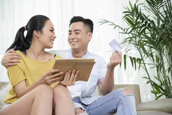 Jonge Liefdevolle Aziatische Vrouw Man Creditcard Bedrijf Met Behulp Van — Stockfoto