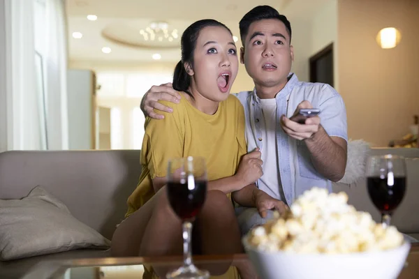 Asiatische Frau Und Mann Mit Popcorn Und Wein Sehen Horrorfilm — Stockfoto
