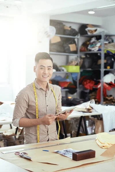 Retrato Joven Diseñador Que Busca Bocetos Panel Táctil Mientras Está — Foto de Stock