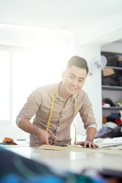 Junger Männlicher Schneider Fertigt Muster Aus Stoff Seinem Arbeitsplatz Atelier — Stockfoto