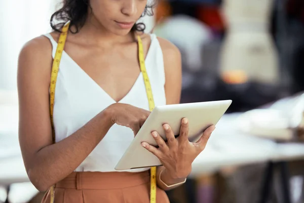 Mujer Joven Diseñadora Con Cinta Métrica Cuello Pie Utilizando Tableta — Foto de Stock