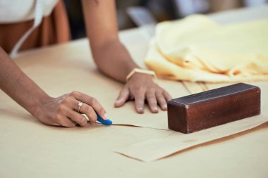 kısmi görünümünü kadın terzi kumaş masada sabun biçimlendirme desenleri ile çizim
