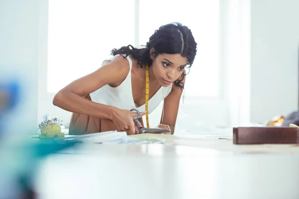 Joven Sastre Concentrado Trabajo Corta Trozo Tela Con Tijeras Sastre — Foto de Stock