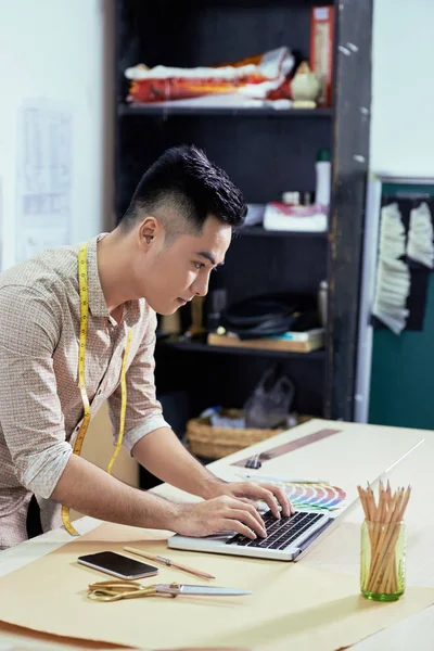 Giovane Stilista Seduto Tavola Digitando Computer Portatile — Foto Stock