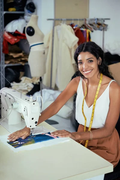 Retrato Costurera Sentada Sonriente Mientras Cose Con Máquina Profesional Taller — Foto de Stock