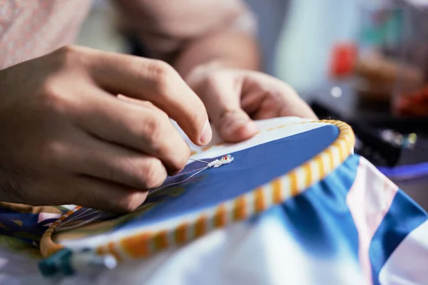 Gros Plan Des Mains Masculines Décorant Tissu Avec Des Perles — Photo