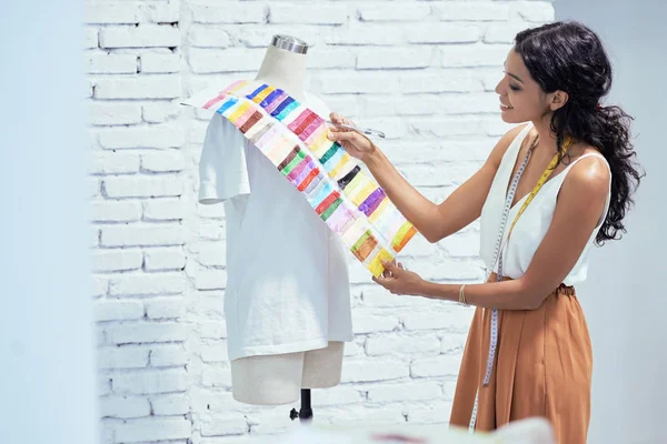 Joven Hermosa Modista Pie Cerca Del Maniquí Con Camisa Blanca — Foto de Stock