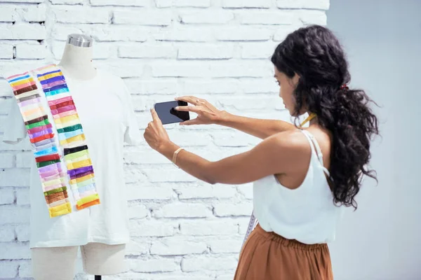 Joven Diseñadora Fotografiando Maniquí Con Camisa Blanca Paleta Colores Smartphone — Foto de Stock