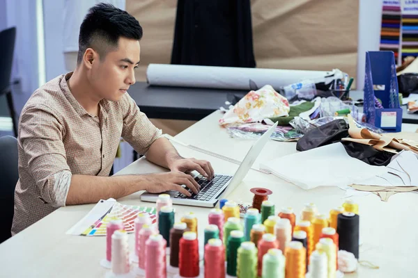 Młode Azjatki Projektanta Siedzi Jego Pracy Kawałka Materiałów Nici Pisania — Zdjęcie stockowe