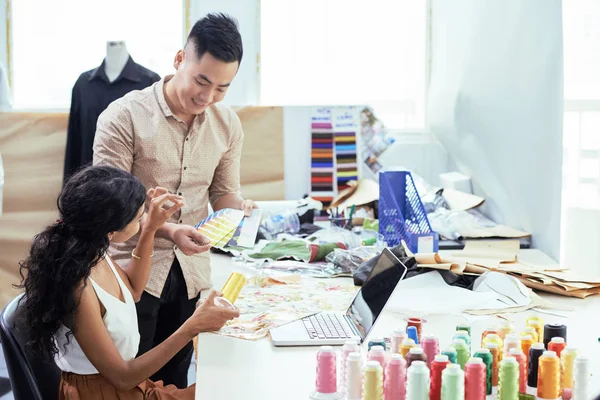 Diseñadora Femenina Eligiendo Color Hilo Para Nueva Colección Ofrecida Por — Foto de Stock