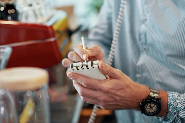 Anonimowa Strzał Coffee Shop Manager Spisywać Zamówienia Notatniku Mówiąc Telefon — Zdjęcie stockowe
