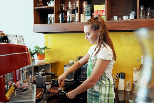 Seitenansicht Von Barista Stampfen Frisch Gemahlener Kaffee Zubereitungsgetränk Mit Maschine — Stockfoto
