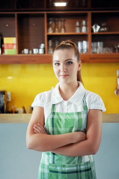 Όμορφη Νεαρή Γυναίκα Barista Στην Πράσινη Ποδιά Στέκεται Χέρια Σταυρωμένα — Φωτογραφία Αρχείου