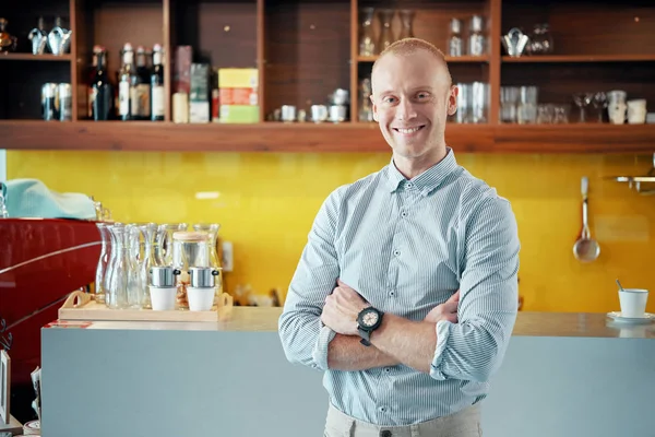 Glad Ung Med Armar Korsade Ler Mot Kameran Arbetar Kafé — Stockfoto