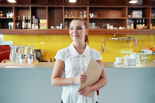 Sorrindo Jovem Mulher Camisa Branca Segurando Prancheta Café Moderno Olhando — Fotografia de Stock