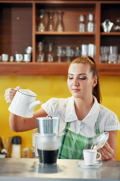 Genç Güzel Barista Kadın Kahve Sıcak Dökerek Süre Metal Filtre — Stok fotoğraf