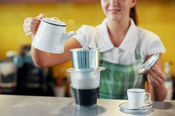 お湯を注ぐコーヒー ショップのカウンターにフィルター立っている新鮮なコーヒーを準備する作物女性 — ストック写真
