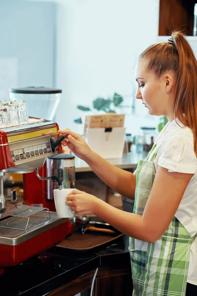 앞치마 커피숍에서 커피를 여자의 — 스톡 사진