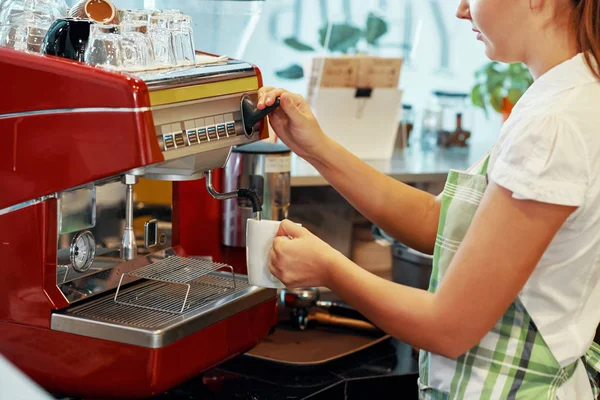 Καλλιέργεια Πλευρική Όψη Του Barista Στην Ποδιά Φρέσκο Καφέ Και — Φωτογραφία Αρχείου