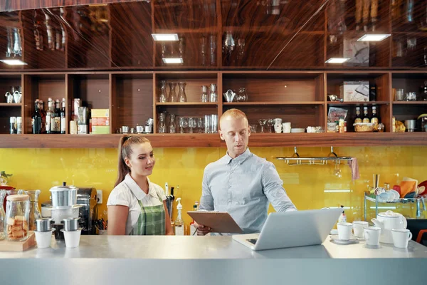 Jovem Homem Elegante Com Tablet Laptop Conversando Com Barista Mulher — Fotografia de Stock