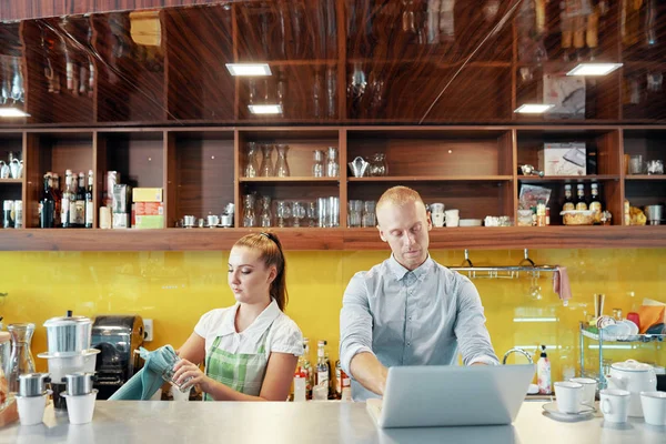 Jovem Mulher Trabalhando Como Barista Balcão Com Dono Café Usando — Fotografia de Stock