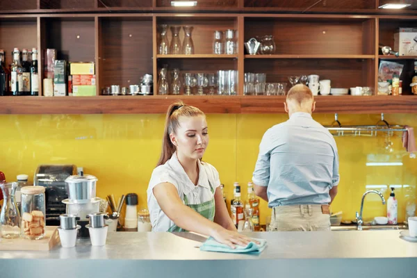 Barista çalışma ve silerek kadın karşı bar-yakın duran Yöneticisi ile 