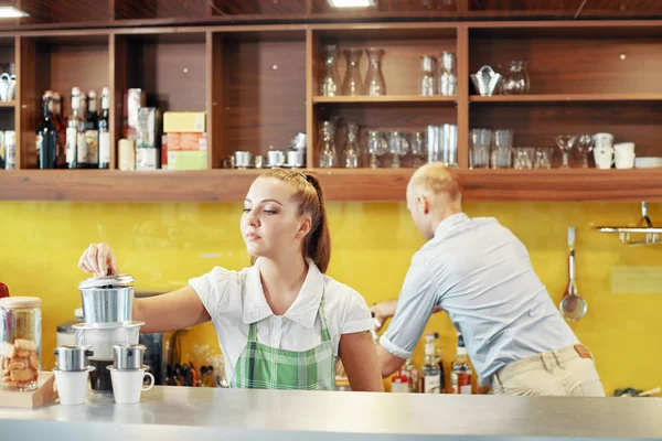 Fiatal Dolgozik Mint Barista Kávézóban Számláló Ember Háttérrel Rendelkező Kisvállalkozások — Stock Fotó