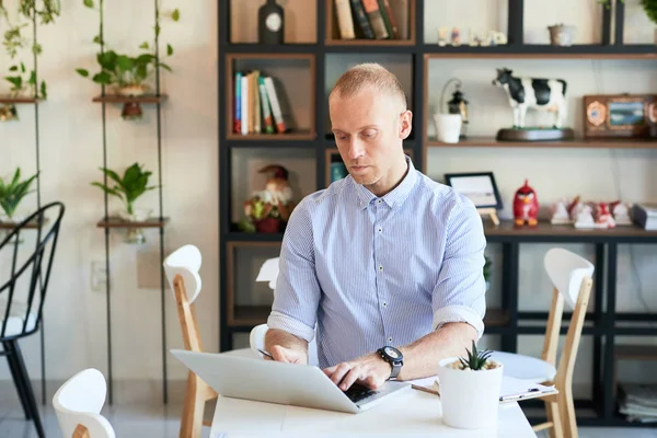 Man Använder Laptop När Man Sitter Vid Bordet Kafé Och — Stockfoto