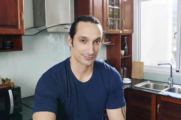 Portrét Pohledný Usmívající Muž Sedí Jeho Kuchyni Doma — Stock fotografie