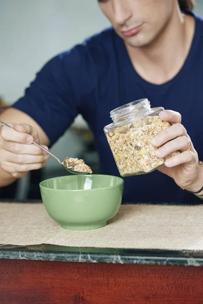 Imagen Primer Plano Del Hombre Poniendo Granola Con Nueces Pasas — Foto de Stock