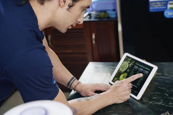 Uomo Che Legge Ricetta Frullato Verde Vegetariano Sul Computer Tablet — Foto Stock