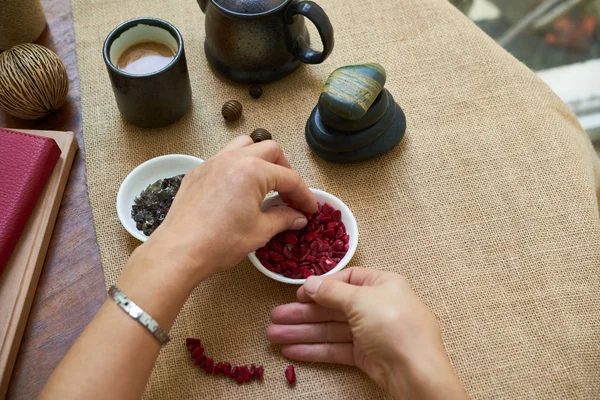 Close Van Vrouw Maken Van Ambachtelijke Sieraden Met Gekleurde Stenen — Stockfoto