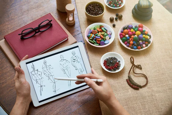 Renkli Boncuklar Kitaplar Ile Plakalı Masada Oturan Bayan Giyim Çizimler — Stok fotoğraf