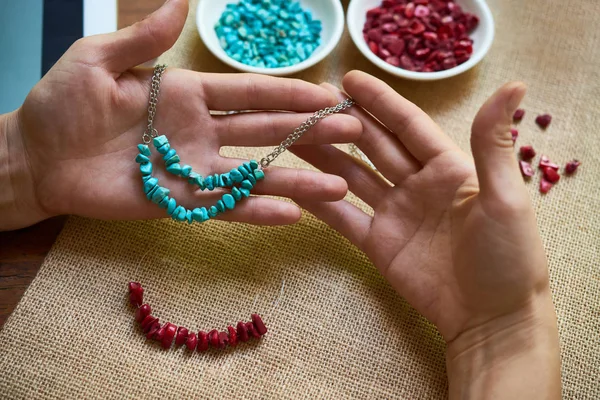 Primer Plano Las Manos Femeninas Sosteniendo Collar Trabajado Mano Piedras —  Fotos de Stock