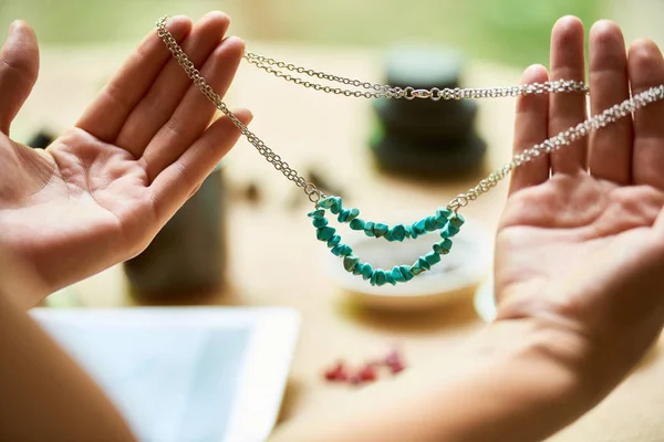 Närbild Kvinnliga Händer Som Håller Handgjorda Halsband Från Ädelsten Pärlor — Stockfoto