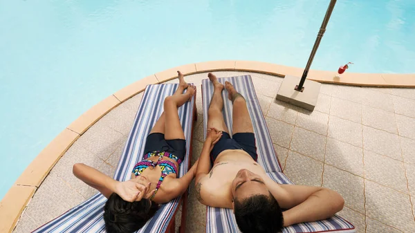 Hoge Achting Van Jonge Paar Relaxen Aan Het Zwembad Hand — Stockfoto