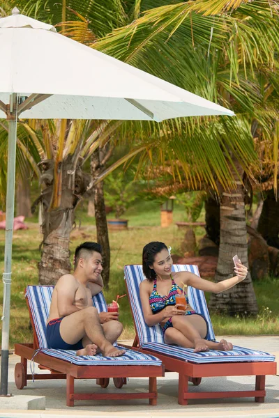 Young Beautiful Couple Lying Lounger Drinking Cocktails Photographing Themselves Mobile — Stock Photo, Image