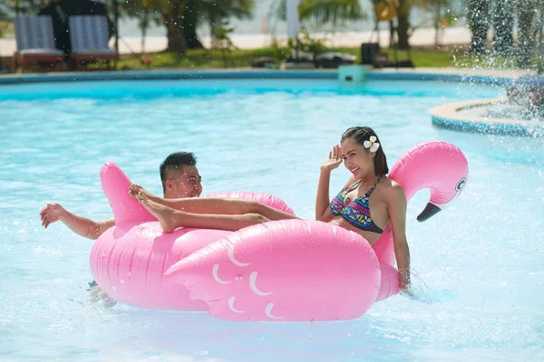 Pareja Joven Divirtiéndose Piscina Con Flamenco Rosa Inflable —  Fotos de Stock