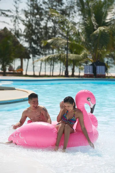 Šťastný Pár Asijské Plavání Nafukovací Flamingo Společně Bazénu — Stock fotografie