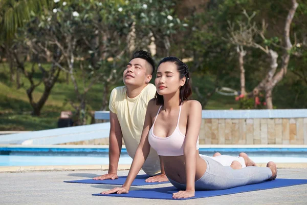 Vackra Asiatiska Par Avkopplande Utomhus Gör Yoga Mattorna Frisk Luft — Stockfoto