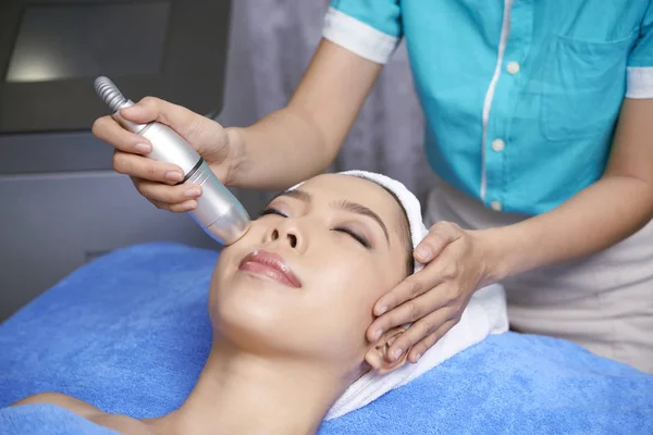 Jonge Aziatische Vrouw Liggend Zachte Handdoek Met Gezicht Behandeling Procedure — Stockfoto