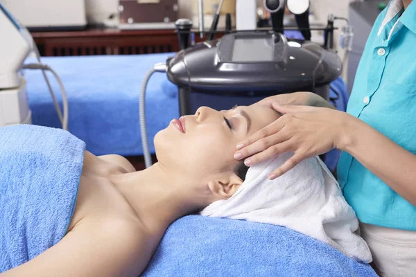 Gewas Zijaanzicht Van Meester Doet Massage Van Jonge Aziatische Vrouw — Stockfoto