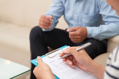 Adamın psikologlar Office sağlık kartı notları yapma Doktor Close-up