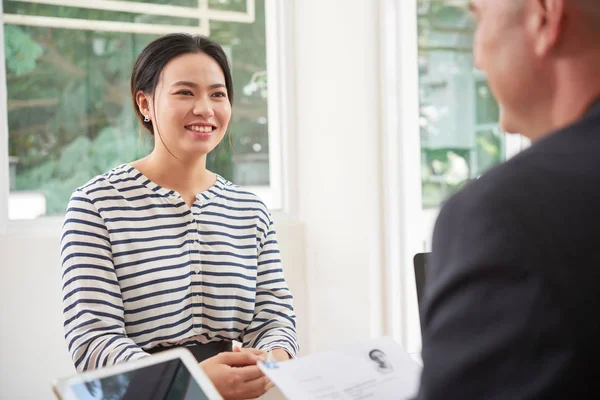 Asiatique Jeune Femme Présentant Son Intervieweur Dans Entretien Emploi Bureau — Photo