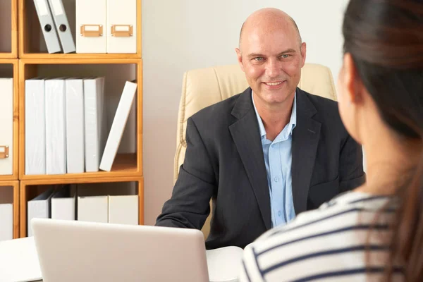 Glimlachend Rijpe Zakenman Zitten Aan Tafel Het Werken Met Zijn — Stockfoto