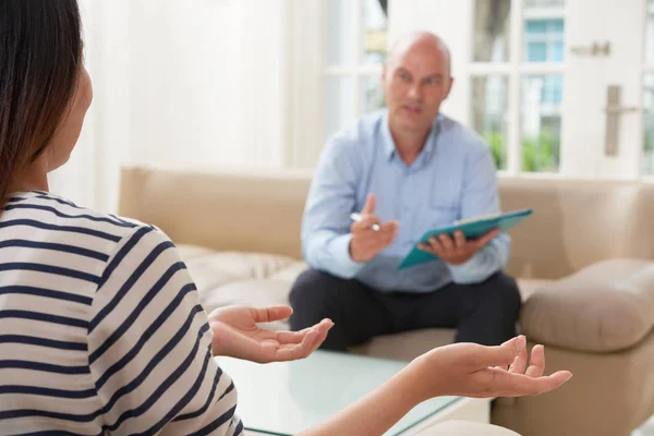 Rückansicht Einer Jungen Frau Die Dem Spezialisten Bequemen Büro Erklärt — Stockfoto