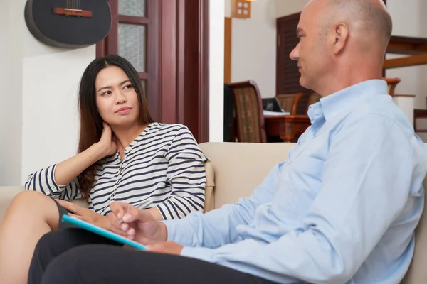 Asian Young Female Patient Listening Her Psychiatrist While Sitting Her — Stock Photo, Image