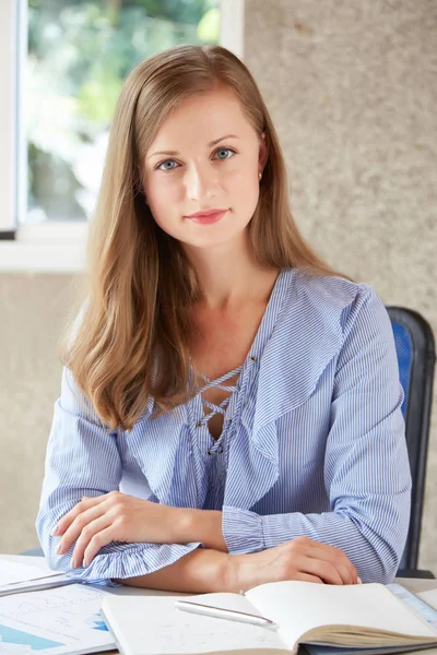 kameraya bakarak beyaz iş kadını ofis, işyeri masada 