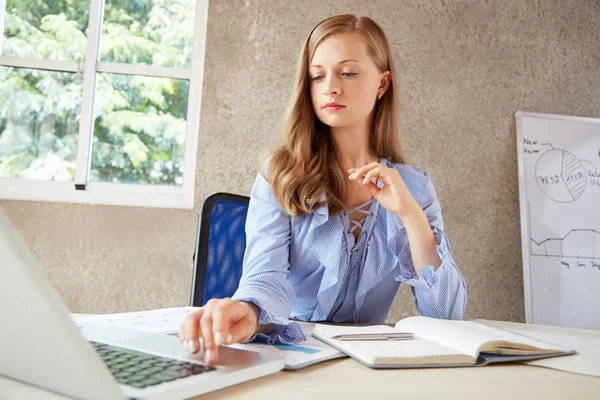 Kaukasische Geschäftsfrau Arbeitstisch Büro Arbeitet Mit Laptop — Stockfoto